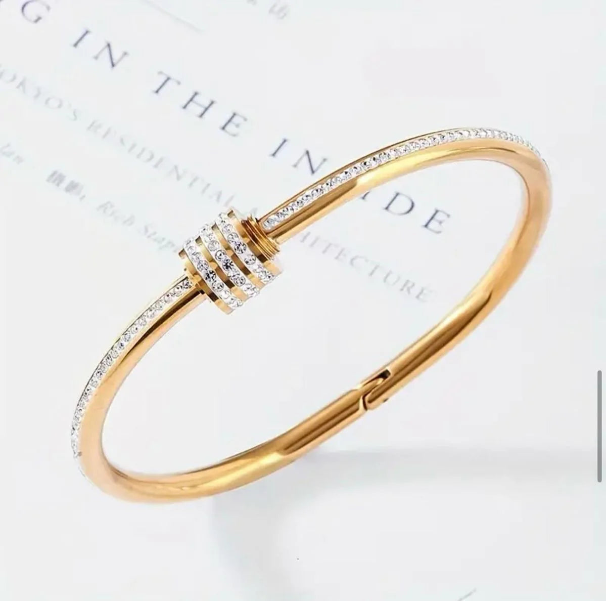 Loop lustre bracelet