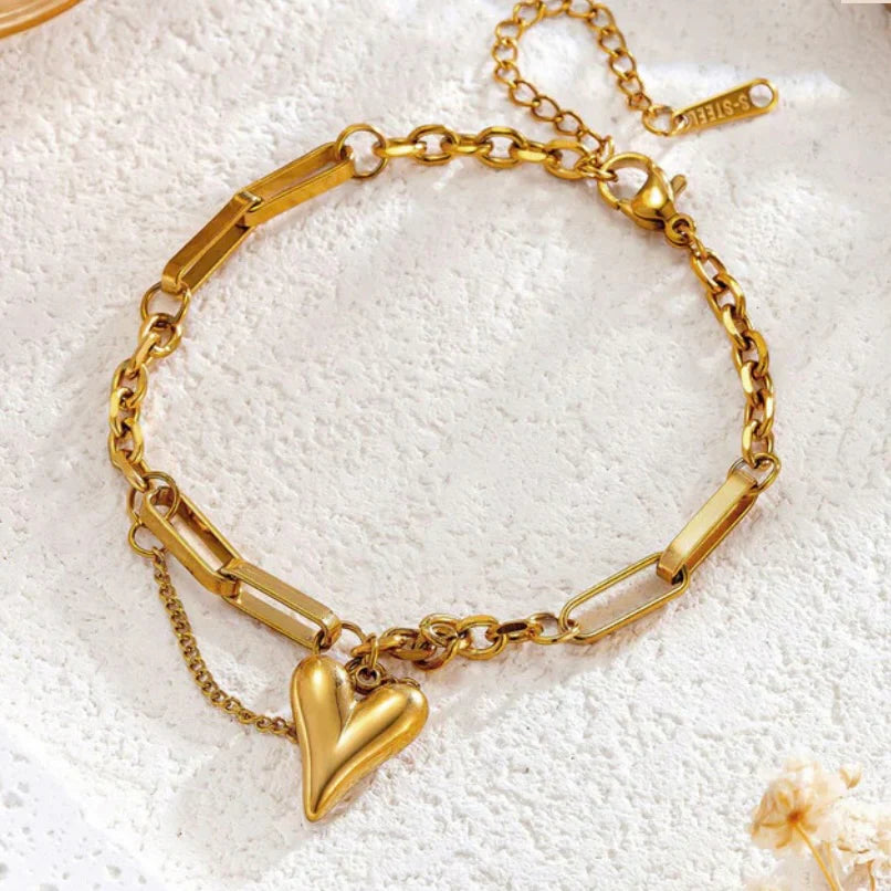 Minimal heart charm bracelet