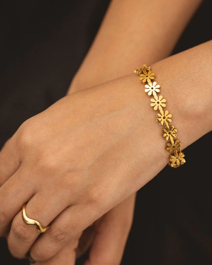 Minimal daisy bracelet