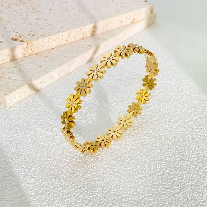 Minimal daisy bracelet