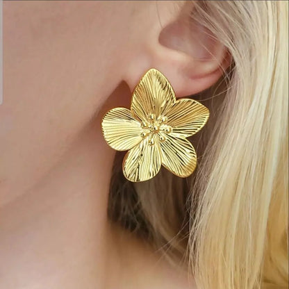 Dainty flower earrings