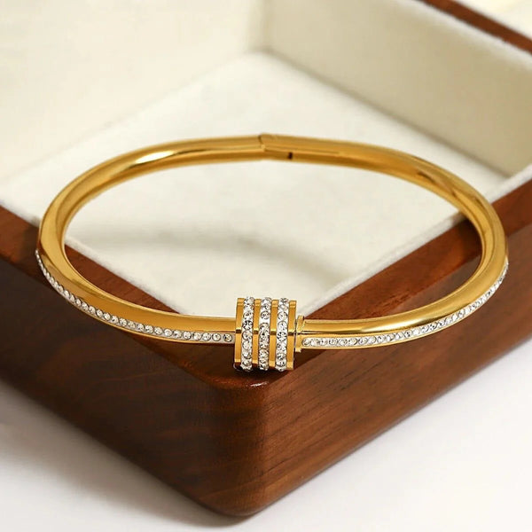 Loop lustre bracelet