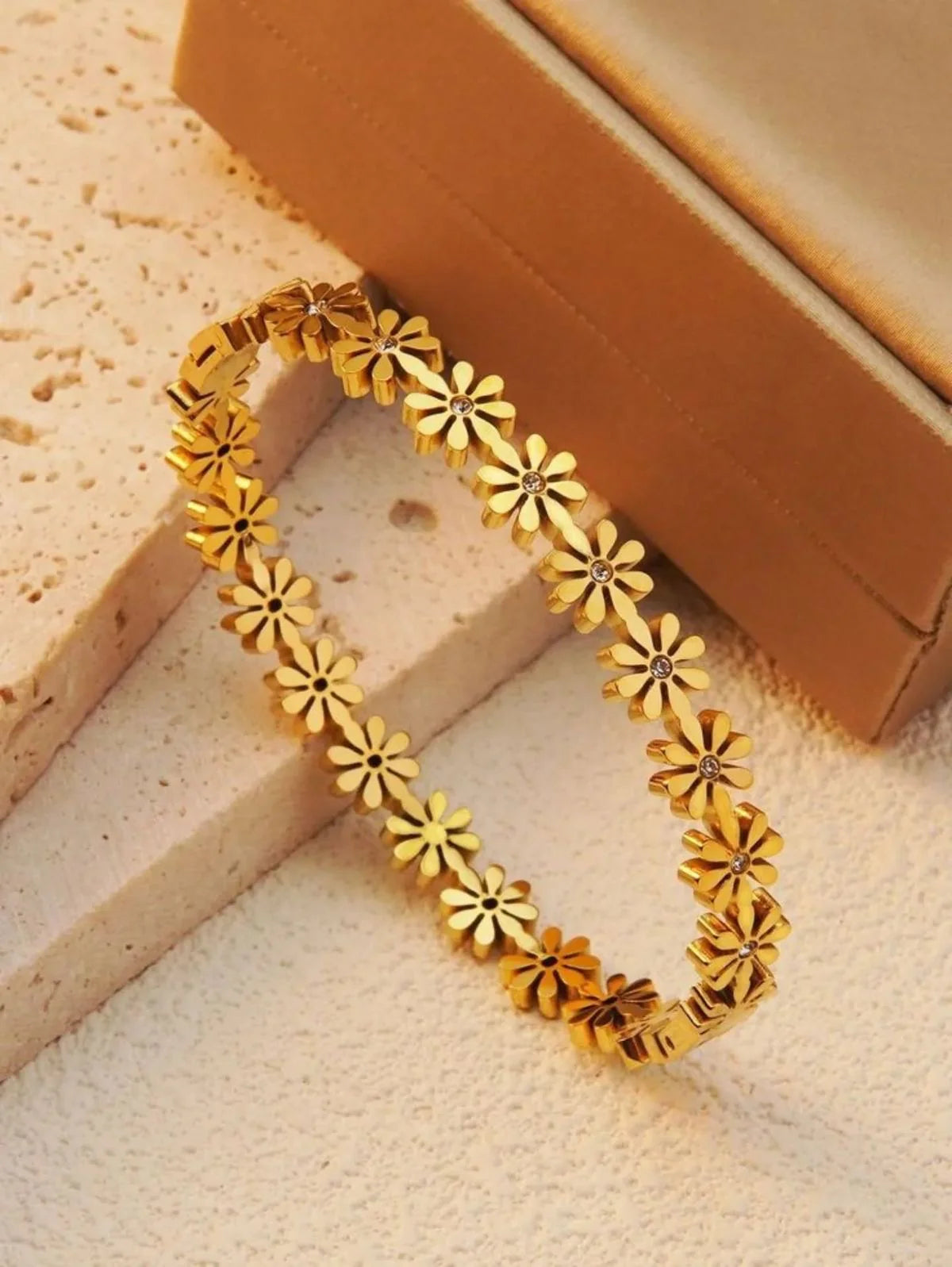 Minimal daisy bracelet