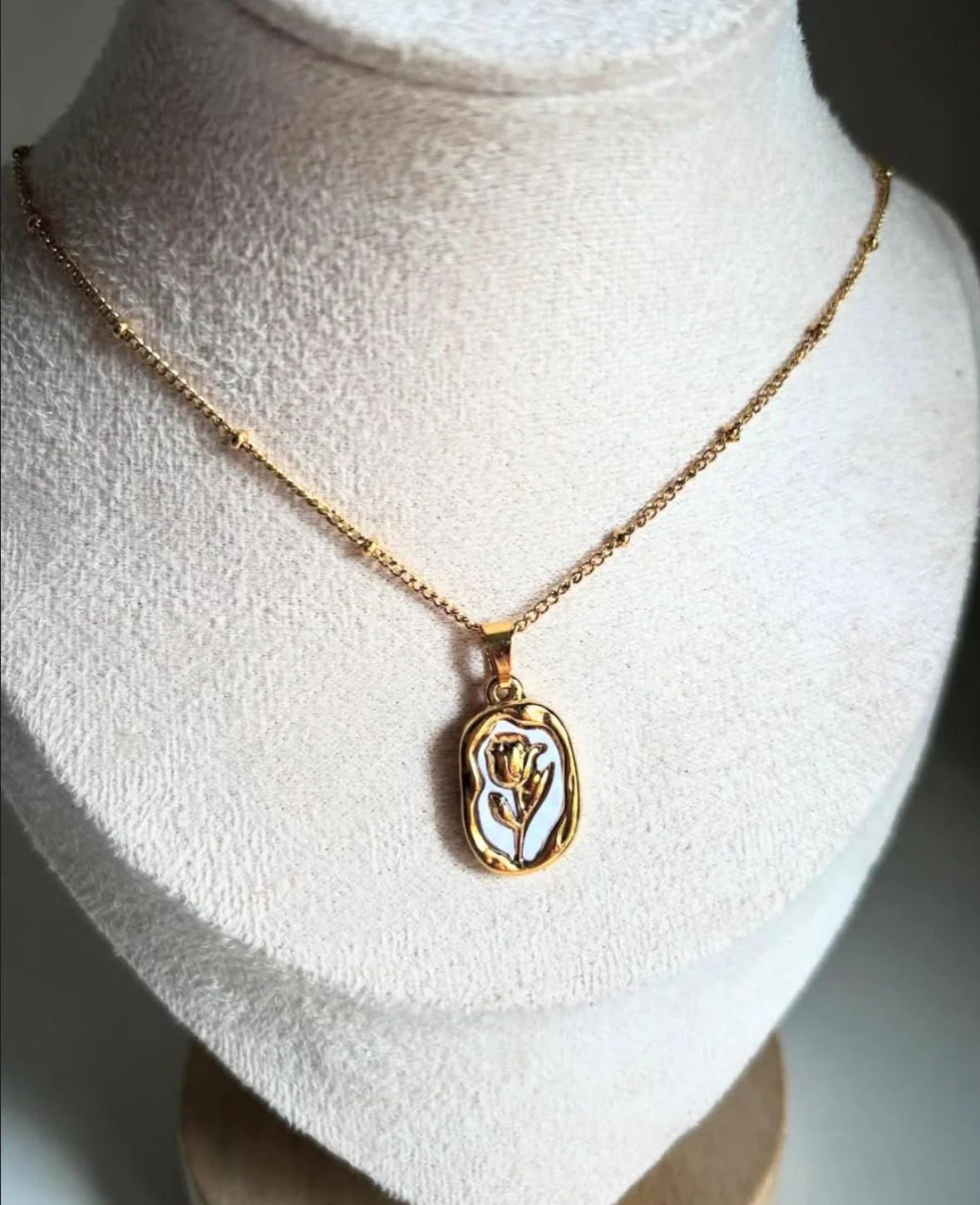 White tulip necklace