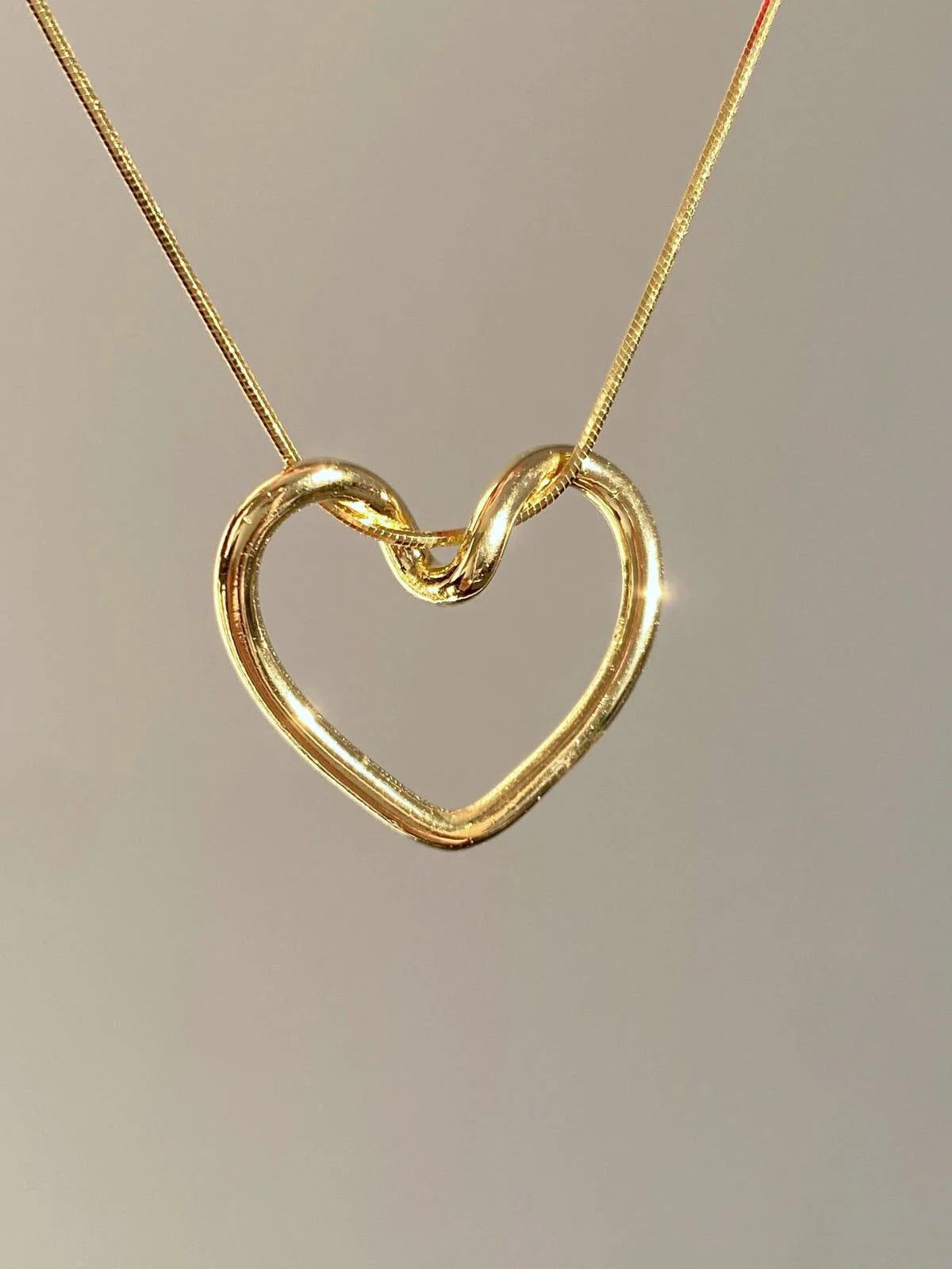 Minimal hollow heart chain