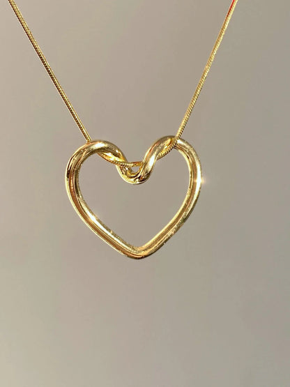 Minimal hollow heart chain