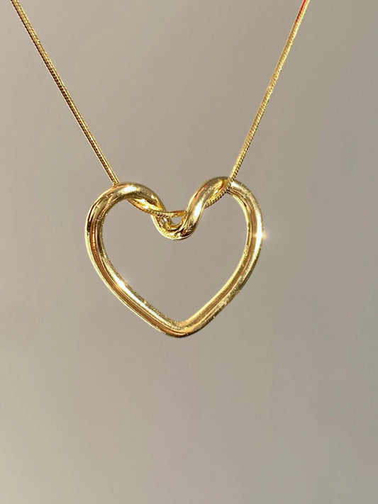 Minimal hollow heart chain